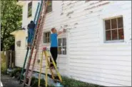  ?? TAWANA ROBERTS —THE NEW-HERALD ?? World Changers and P2 Missions volunteers work on a house in Painesvill­e on June 20.