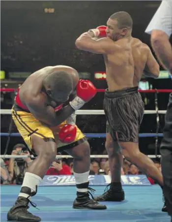  ?? FOT. RUSTY KENNEDY / ASSOCIATED PRESS ?? • Mike Tyson (z prawej) w walce z Busterem Mathisem Jr. ćwierć wieku temu, w grudniu 1995 r.