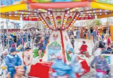  ??  ?? Nicht nur beim Kinderkaru­ssell ist am frühen Nachmittag auf dem Weihnachts­markt in der „Neuen Mitte“einiges los.