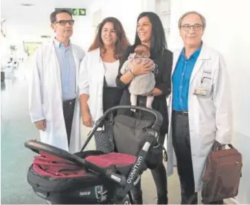  ?? ABC ?? María José con su hija Daniela y el equipo del Clínic que logró su gestación