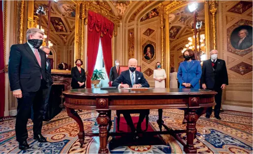  ??  ?? Le 20 janvier 2021, le président américain Joe Biden a signé une série de décrets (dont le retour dans l’Accord Blanche, à Washington. de Paris), dans le Bureau ovale de la Maison