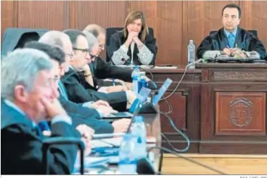  ?? RAÚL CARO / EFE ?? Dos magistrado­s del tribunal atienden a la defensa de Chaves en su informe definitivo.