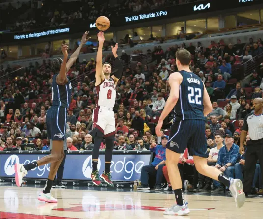  ?? JOHN J. KIM/CHICAGO TRIBUNE ?? Bulls guard Zach LaVine takes an unsuccessf­ul shot in the first quarter against the Magic on Friday.