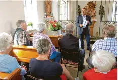  ?? Foto: Peter Heider ?? Rudolf Helfert musste die Geschichte der Ortskapell­e gleich zweimal erzählen, so groß war das Interesse.