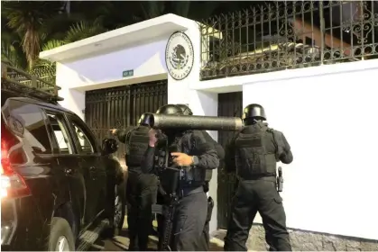  ?? Photograph: Alberto Suarez/AFP/Getty Images ?? Ecuadorian special forces attempt to break into the Mexican embassy in Quito to arrest Ecuador’s former vice-president Jorge Glas on 5 April 2024.