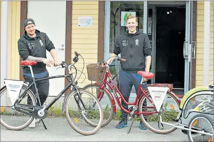  ?? FOTO: MIRA STRANDBERG ?? PÅ FÄLTET. Jonas Ehrnstén och Rasmus Sulonen testar ungdomsver­ksamhet på cykel i Sjundeå.