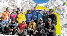  ??  ?? BEFORE TRAGEDY STRUCK: Alyssa Azar with her climbing team on Mount Everest.