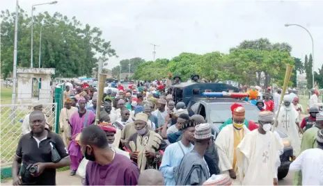  ?? Photo: Shehu K. Goro ?? The entourage of the former Emir of Kano, Muhammadu Sanusi II, being led by a crowd to Government House in Kaduna yesterday