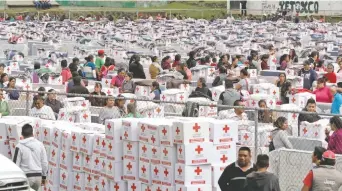  ??  ?? Mil 850 familias de Ecatzingo y Atlautla recibieron paquetes de ayuda humanitari­a en la Unidad deportiva de Tetoxco, municipio de la zona de los Volcanes que colinda con el estado de Morelos.