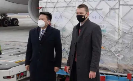  ?? — Xinhua ?? First in EU: Menczer with Chinese Ambassador to Hungary Qi Dayu welcoming the arrival of China’s Sinopharm vaccine at Liszt Ferenc Internatio­nal Airport in Hungary on Feb 16.