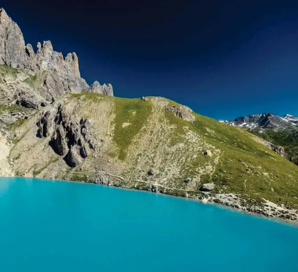  ??  ?? Une star très accessible depuis le pont du Moutet, qui ferme l’accès de la haute Clarée : les turquoise du lac des Béraudes…