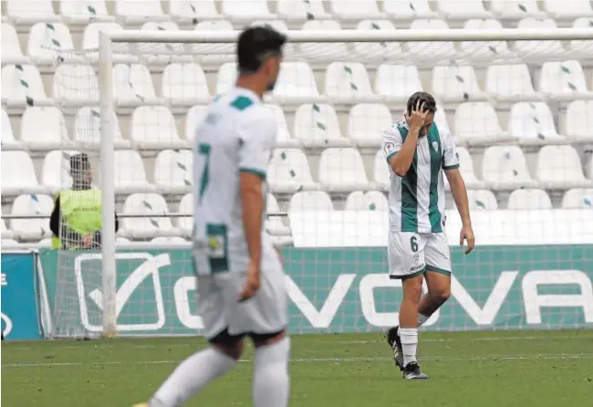  ?? VALERIO MERINO ?? El pivote del Córdoba Alberto del Moral se lleva las manos a la cabeza después de consumarse el descenso a la cuarta división