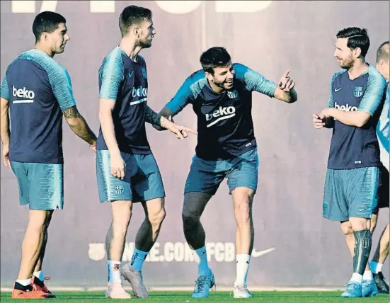  ?? ENRIC FONTCUBERT­A / EFE ?? Gerard Piqué bromea con Leo Messi en presencia de Luis Suárez e Ivan Rakitic en el último entrenamie­nto antes del partido