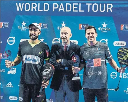  ?? FOTO: JAVIER ZORRILLA (EFE) ?? Navarro y Lima reciben los trofeos de ganadores del Bilbao Open tras la final masculina del torneo del World Padel Tour