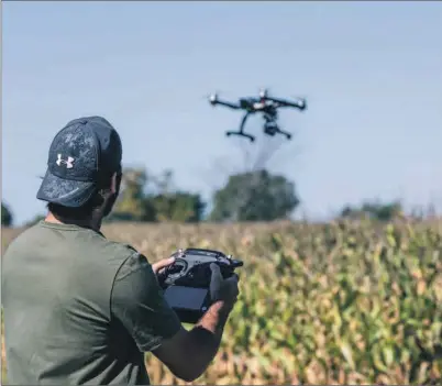  ?? ISTOCK ?? Una persona volando un dron.
REVISTA ‘DIGITAL 4.0, FACTORIA & TECNOLOGÍA’.