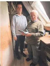  ??  ?? Wilfried Flitsch (rechts) mit seinem Sohn Thomas Flitsch auf dem Dachboden, wo er den Taubenschl­ag selbst gezimmert hat.