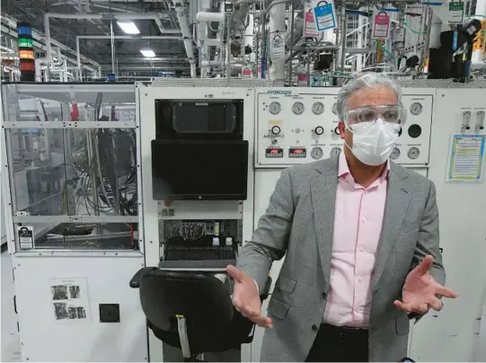  ?? DANIEL MEARS/THE DETROIT NEWS PHOTOS ?? Suheb Haq, president of Fuel Cell System Manufactur­ing LLC, explains the production process in front of a testing stand at GM’s Hydrotec.