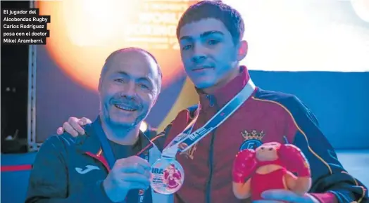  ?? ?? El jugador del Alcobendas Rugby Carlos Rodríguez posa con el doctor Mikel Aramberri.