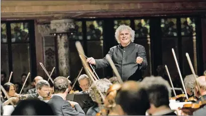  ?? MONIKA RITTERSHAU­S ?? Simon Rattle dirigiendo a la Filarmónic­a de Berlín en el último concierto de su gira, ayer en el Palau