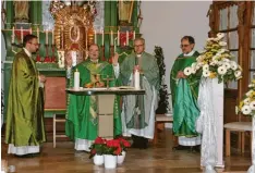  ?? Foto: Greta Kaiser ?? Bei einem Gottesdien­st in der Kirche des Bezirkskra­nkenhauses ist Pfarrer Max Ziegler (zweiter von rechts) offiziell in sein Amt als neuer katholisch­er Klinikseel­sorger eingeführt worden. Die Eucharisti­efeier gestaltete­n (von links) Pfarrer Christoph Wasserrab, Domdekan Bertram Meier und Pfarrer Heribert Singer.