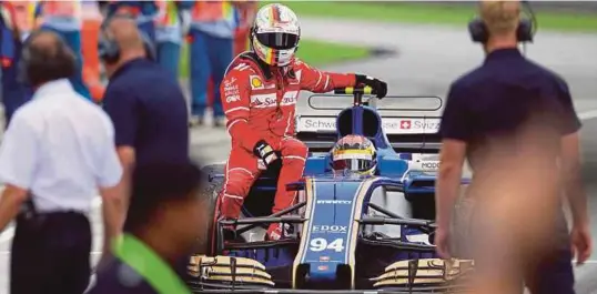  ??  ?? Vettel menumpang jentera Wehrlein selepas tayar kanan belakang keretanya tercabut dilanggar pemandu Williams, Stroll.