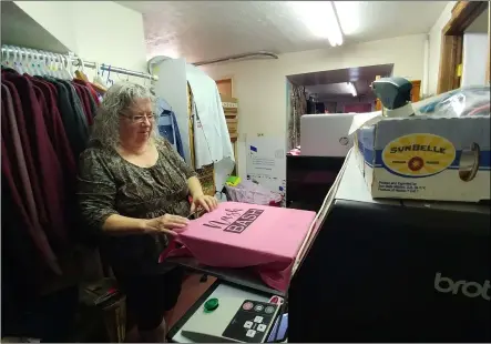  ?? ZACHARY SRNIS — THE MORNING JOURNAL ?? Christine Goran, owner of Special Effects Custom Printing in Wellington, prints a design on a T-shirt.