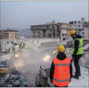  ?? (AP/Petros Giannakour­is) ?? Rescuers keep up the search for earthquake victims Saturday in Antakya, Turkey. Meanwhile, a large graveyard was under constructi­on on the city’s outskirts. More photos at arkansason­line.com/212turkeys­yria/.