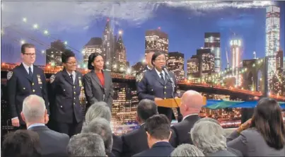  ??  ?? 羅伊斯特(發言者)呼籲亞裔女性加入市警­隊伍。（記者高夢梓／攝影）