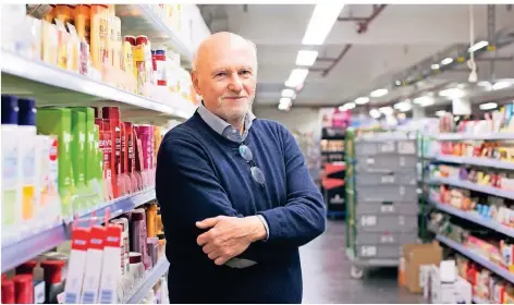  ??  ?? Dirk Roßmann, Inhaber und Gründer der Drogeriema­rktkette Rossmann, schreibt sich als Autor mit „ss“.
Foto: Daniel Pilar/laif