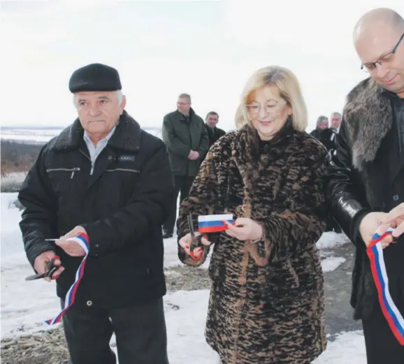  ?? ?? Ľubica Rošková a bývalý policajt Patrik Šuchta (s okuliarmi) strihajú pásku.