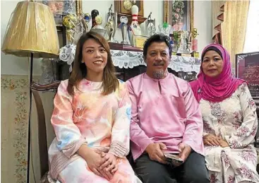  ??  ?? No place like home: (from left) National bowler siti safiyah, father abdul rahman and mother Faudziah.