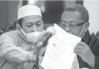  ?? ALLEX QOMARULLAH/JAWA POS ?? PIKIR-PIKIR: Djerman Prasetyawa­n saat menjalani sidang pembuktian di Pengadilan Negeri Surabaya beberapa waktu lalu.