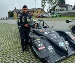  ??  ?? In gara
In alto l’Autodromo del Levante; a lato Ivan Pezzolla