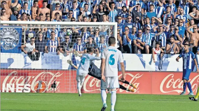  ??  ?? A LAS NUBES. El Madrid se volvió a atascar en Mendizorro­za y en el minuto 74. Con 1-2, Ramos mandó por encima del larguero un remate con todo a favor...