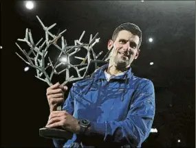  ?? FOTO: EFE ?? Djokovic alzó el trofeo de París por sexta vez tras ganar a Medvedev: 4-6, 6-3 y 6-3