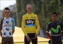  ??  ?? Romain Bardet se glisse entre Chris Froome et Nairo Quintana : une sacrée performanc­e ! Ça valait bien les félicitati­ons du “boss”. (Photos AFP/EPA MaxPPP)