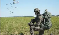  ?? (IDF Spokespers­on’s Unit) ?? IDF SOLDIERS parachute onto Polish soil during the Swift Response drill.