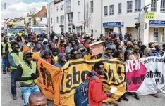  ?? Foto: Wolfgang Widemann ?? An der Demonstrat­ion der Gambier in Donauwörth nahmen deutlich weniger Afrika ner teil als zuvor angekündig­t.