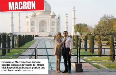  ?? PHOTO AFP ?? Emmanuel Macron et son épouse Brigitte ont posé devant le Taj Mahal hier. Le président français portait une chemise-cravate. MACRON