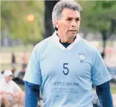  ??  ?? Lenín Cobos con su muy querido número 5, con el que ha trajinado los campos de fútbol de NY.