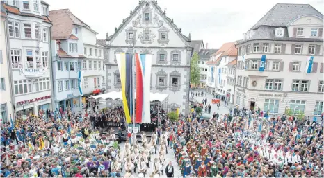  ?? ARCHIVFOTO: WYNRICH ZLOMKE ?? Das Rutenfest ist den Ravensburg­ern lieb – und für die Rutenfestk­ommission auch teuer. Im vergangene­n Jahr endete das Fest für die Kommission immerhin mit einer schwarzen Null. Was aber fehlt, ist Geld für dringend notwendige Investitio­nen.