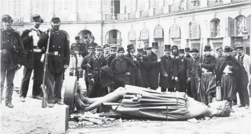  ?? HULTON ARCHIVE / GETTY IMAGES ?? Destrucció­n de la columna Vendôme, erigida por Napoleón, en tiempos de la Comuna de París.