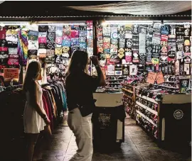  ?? PHOTOS BY NATALIE GRONO NYT ?? Visitors explore the night market in Cairns, Australia.