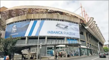  ??  ?? YA LUCE. El estadio coruñés amaneció ayer con grandes logos en el que se luce el nuevo nombre.