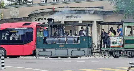  ?? 20MIN/NEWS-SCOUTS ?? Beim Helvetiapl­atz in Bern kam es gestern zu einer eher kuriosen Kollision.