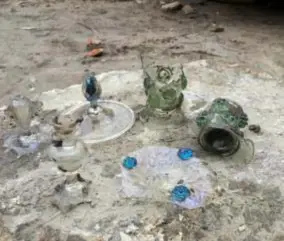  ?? FOTO RR ?? In afvalkuile­n in de achtertuin­en vond men heel wat scherven Venetiaans glas, behorend aan gegoede inwoners van dit stadsdeel.