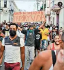  ??  ?? 1Manifesta­ntes viraram carros 2Jovens saíram à rua em protesto 3’ Patria y Vida’ é tema de uma música que enfurece o regime. É o oposto ao lema castrense ‘Patria o Muerte’