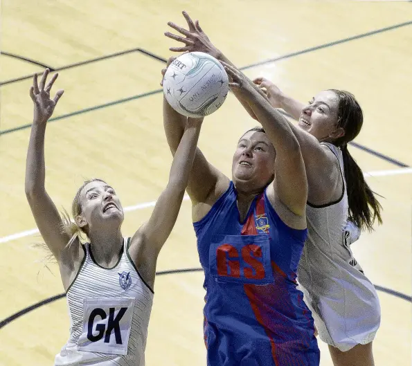  ?? PHOTO: GERARD O’BRIEN ?? Arms up . . . University­Albion goal shoot Isla Henderson is under intense pressure from Columba defenders Georgia Spek (left) and Holly McRae during the Dunedin premier club netball game at the Edgar Centre on Saturday.