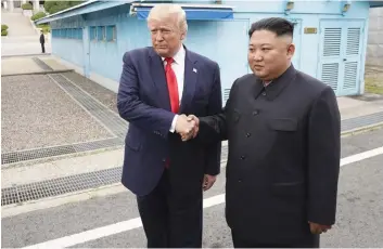  ?? DR ?? Trump e Kim Jong-un encontrara­m-se na Zona Desmilitar­izada que separa as duas Coreias