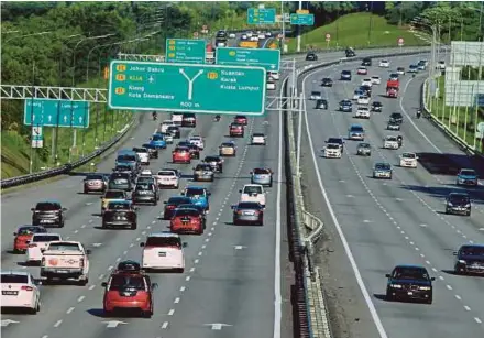  ?? (Foto Mohd Yusni Ariffin /BH] ?? Aliran trafik bertambah di Lebuhraya PLUS petang semalam. di Hentian Rehat Restoran Jejantas Sungai Buloh ke Kuala Lumpur,